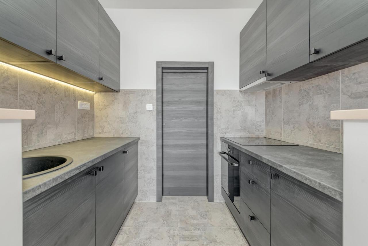 Beachfront Apartments Сплит Экстерьер фото